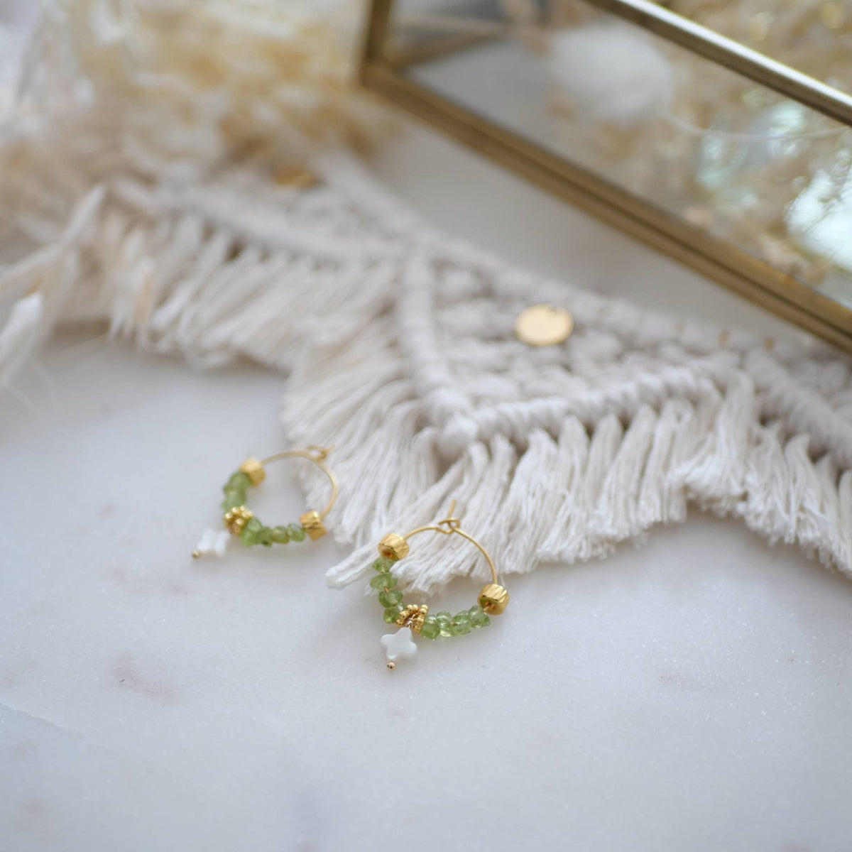 SUBHI Ohrringe mit Peridot und Perlmutt